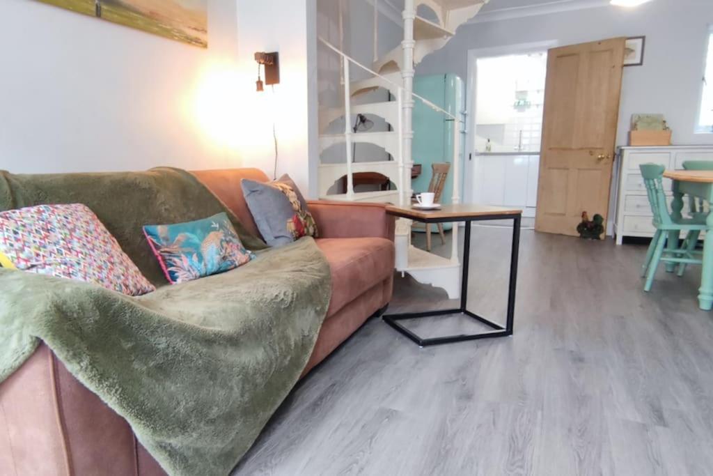 Windsor Cottage: Cosy, Charming, Full Of Character Kültér fotó