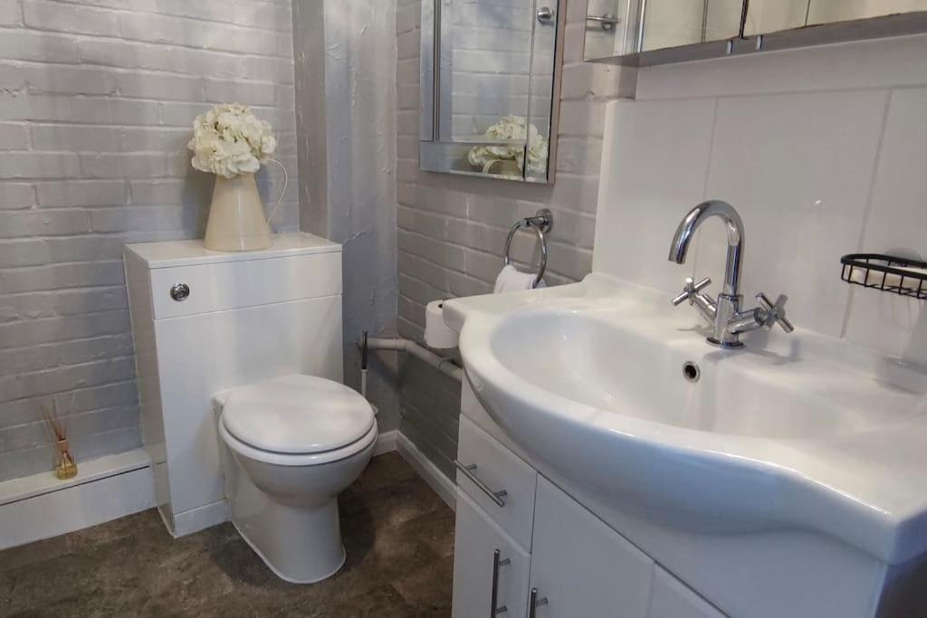 Windsor Cottage: Cosy, Charming, Full Of Character Kültér fotó